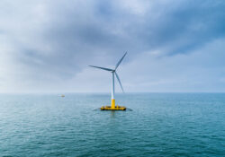 photo de l'éolienne offshore en Loire-Atlantique au large du Croisic.